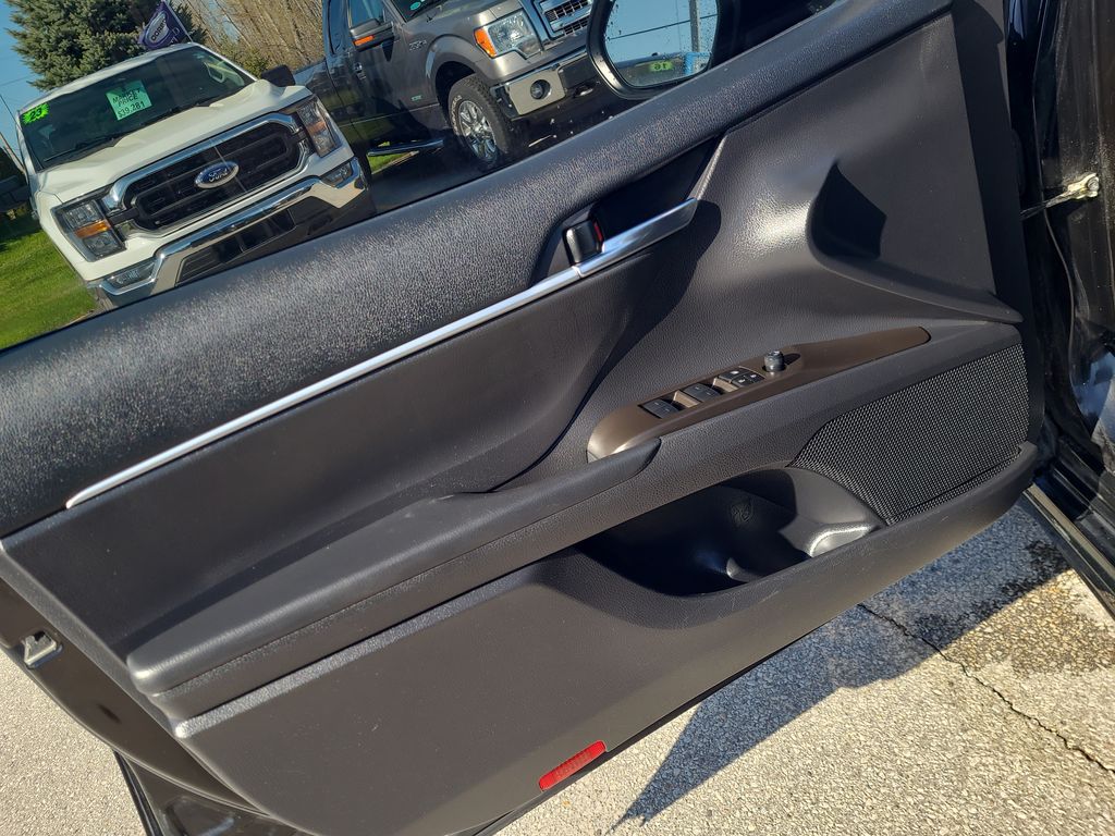 Vehicle image 10 of 27