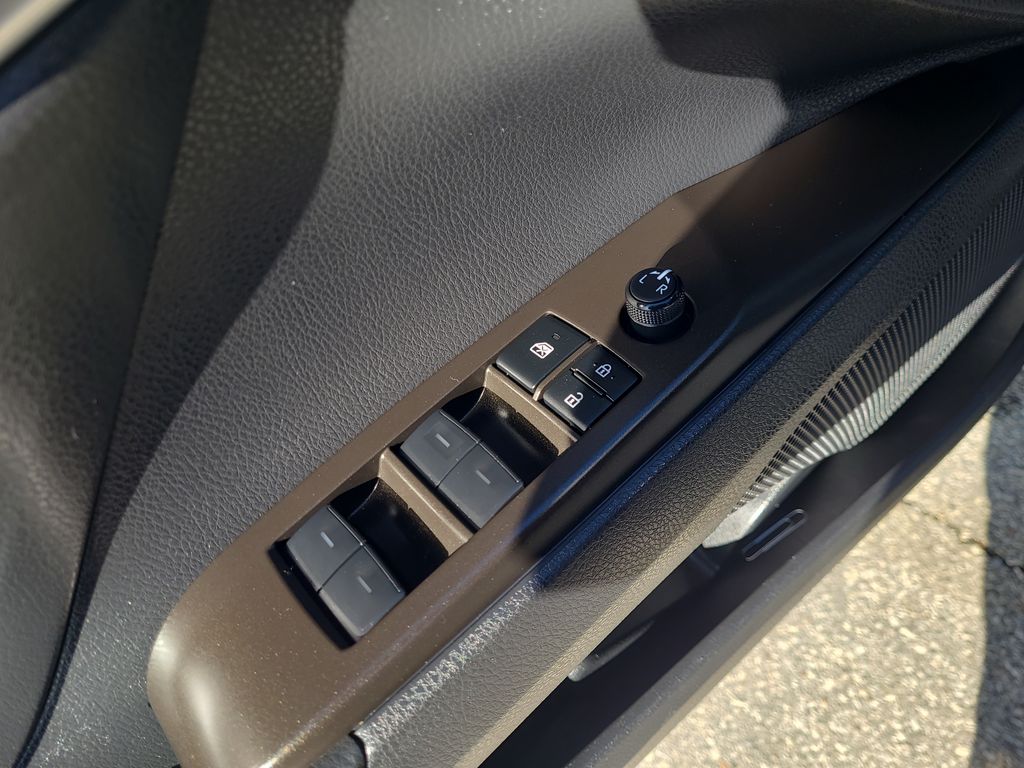 Vehicle image 11 of 27