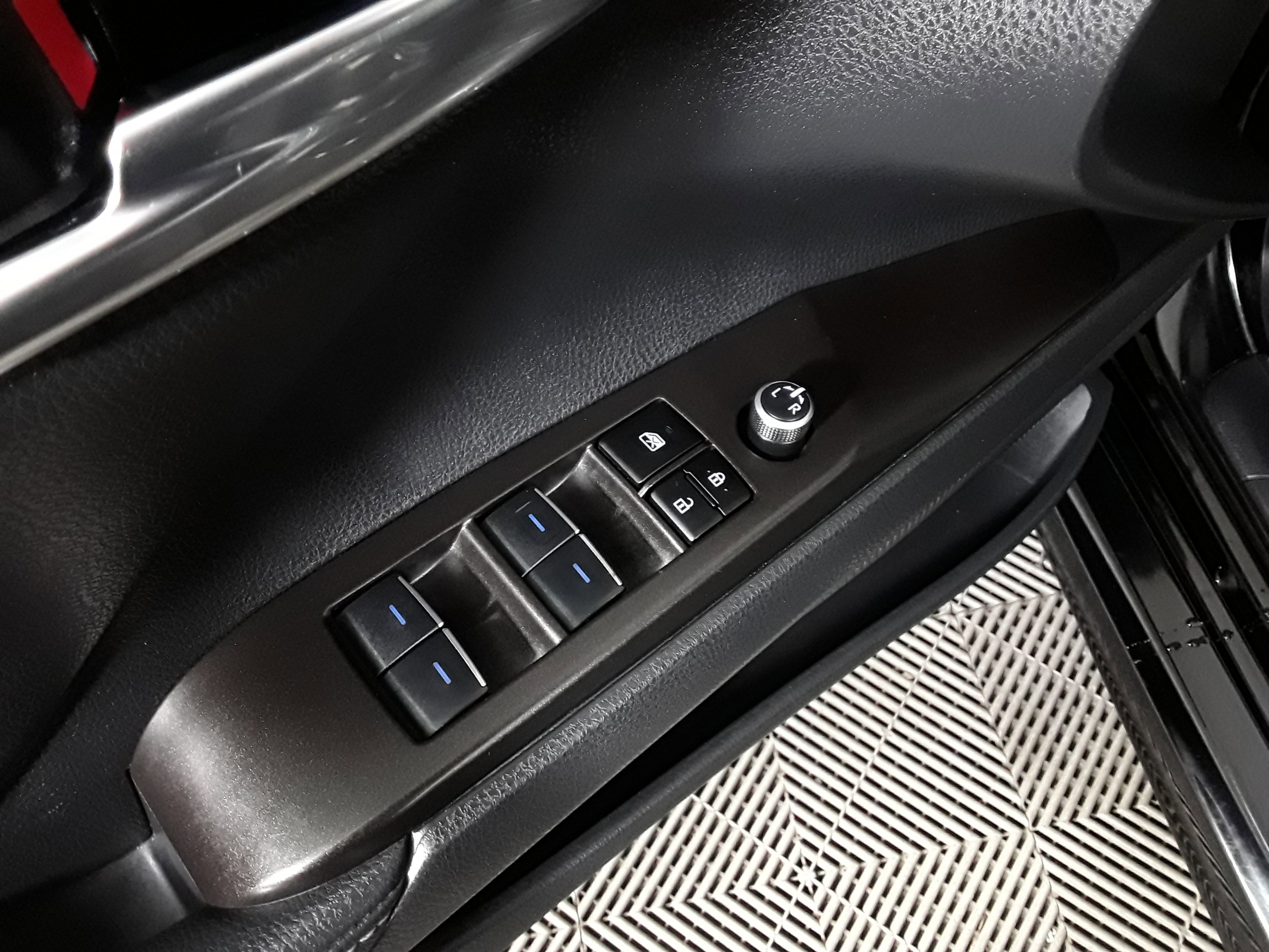 Vehicle image 18 of 22