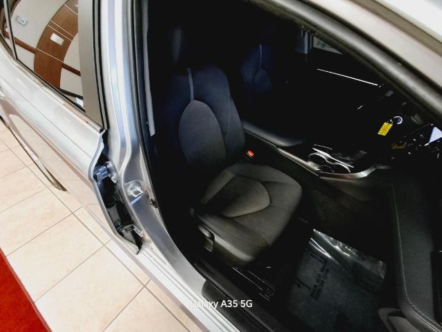 Vehicle image 13 of 18