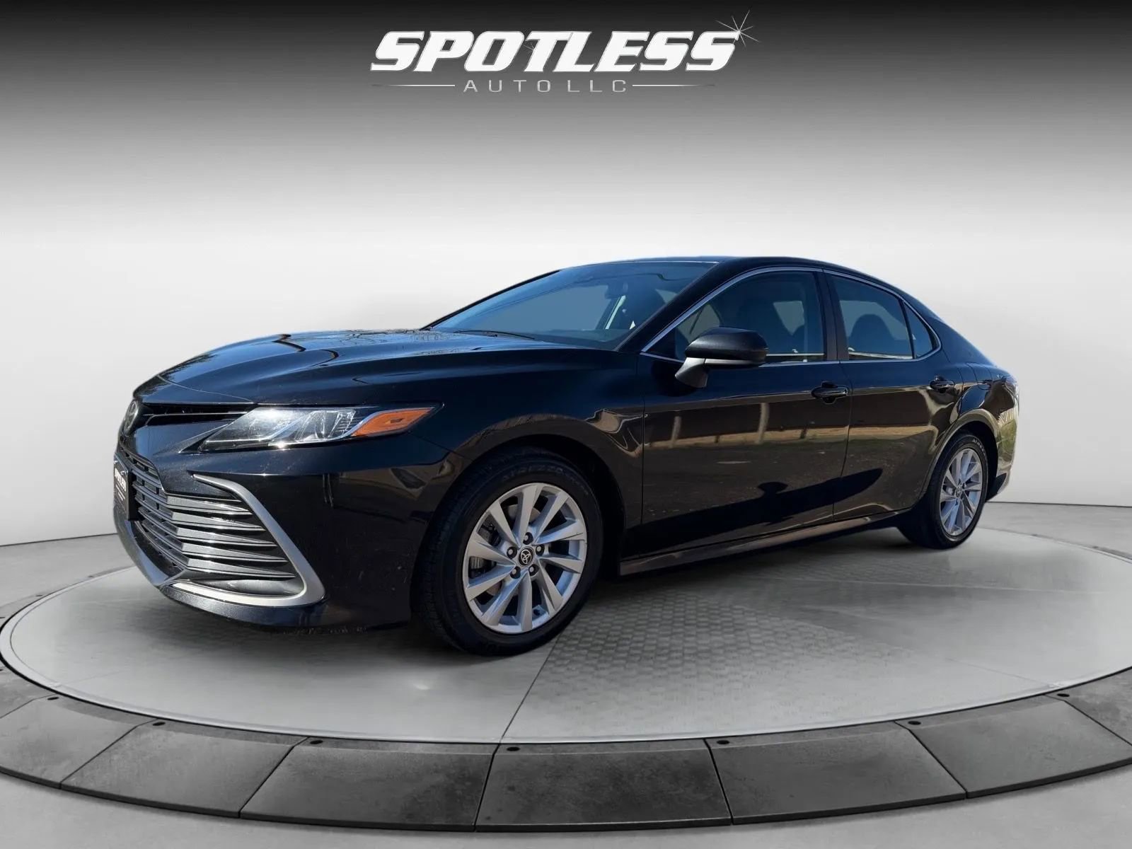 2023 Toyota Camry LE Image 2 of 27