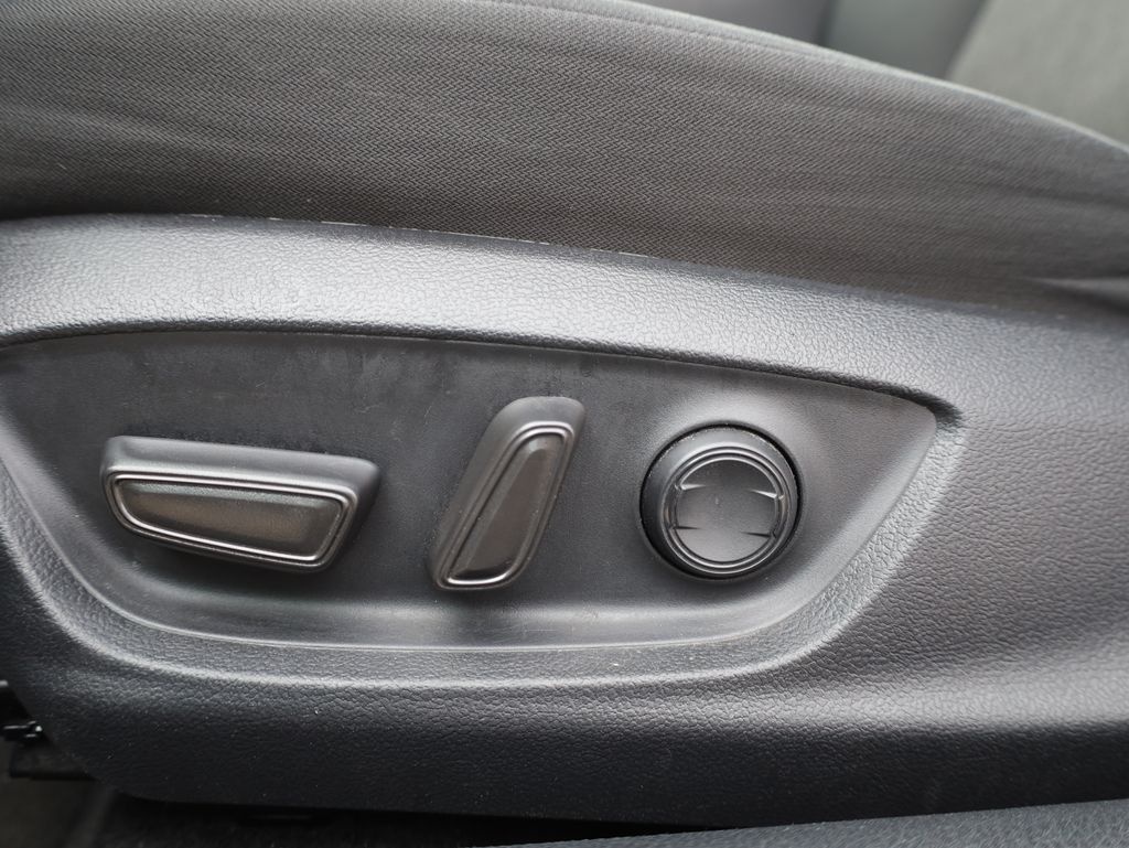 Vehicle image 21 of 36