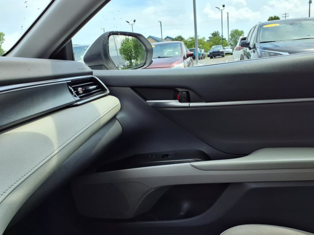 Vehicle image 13 of 27