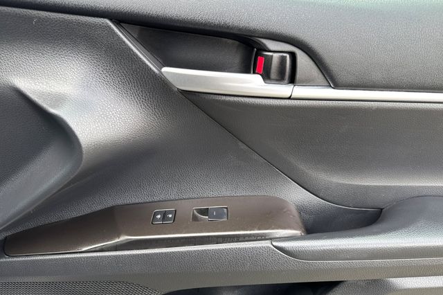 Vehicle image 21 of 34