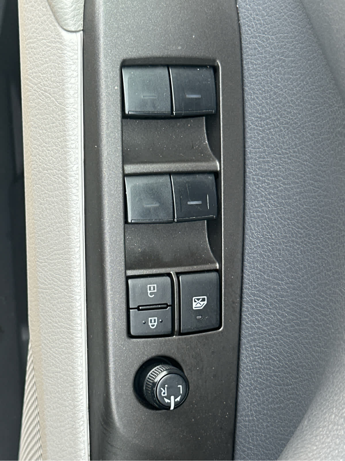 Vehicle image 21 of 44