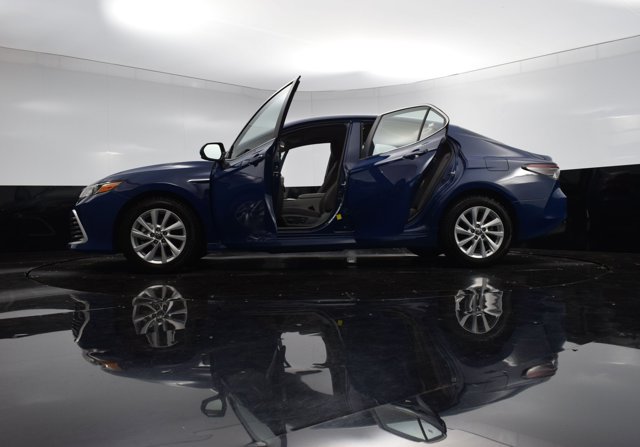 Vehicle image 32 of 41