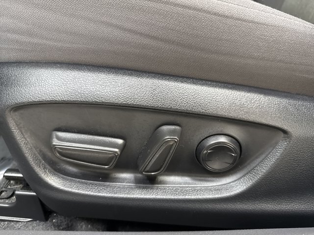 Vehicle image 26 of 28