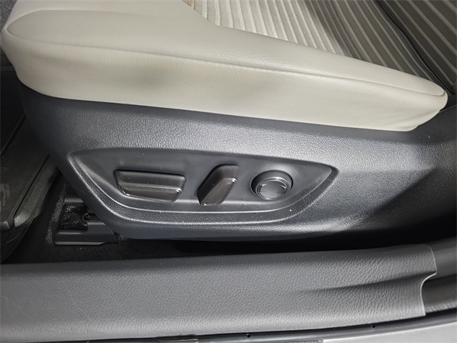 Vehicle image 28 of 37