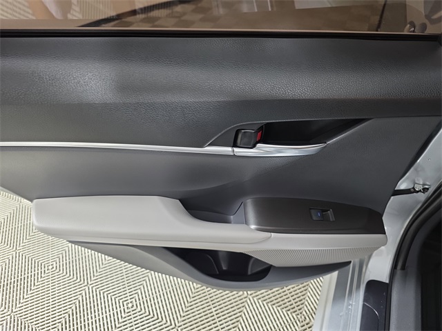 Vehicle image 32 of 37