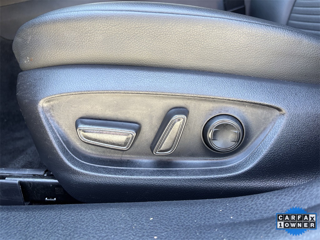 Vehicle image 21 of 26