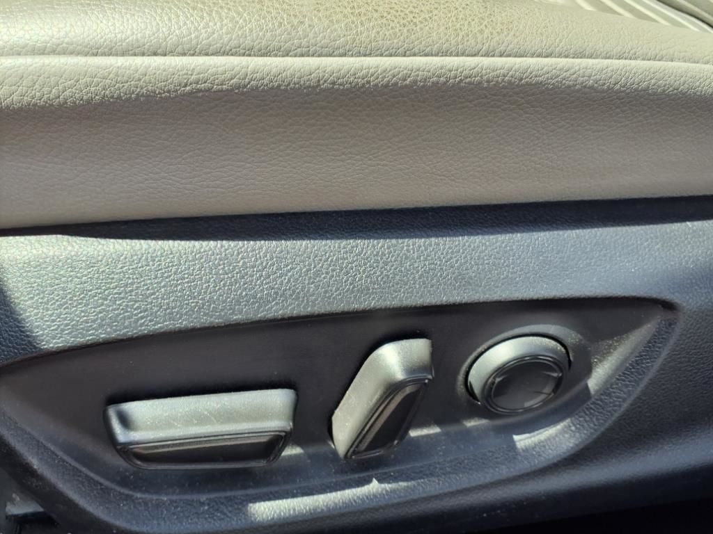 Vehicle image 17 of 28