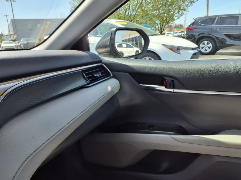 Vehicle image 26 of 28