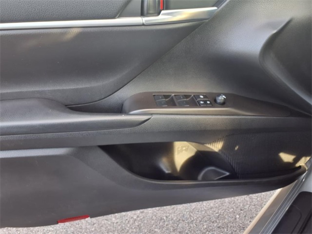 Vehicle image 18 of 22