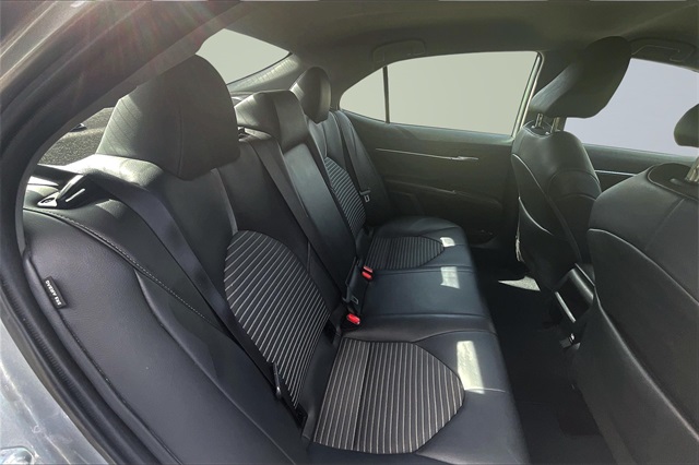 Vehicle image 26 of 32