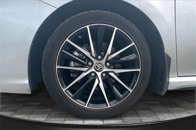 Vehicle image 11 of 32