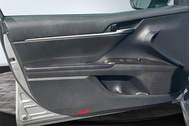 Vehicle image 22 of 32