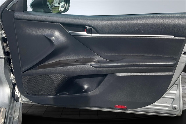 Vehicle image 23 of 32