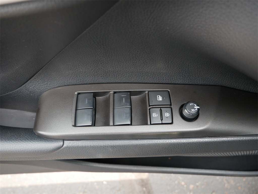 Vehicle image 16 of 28