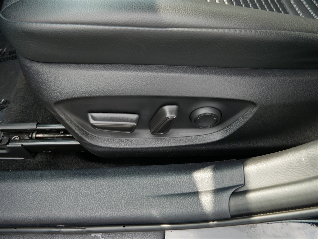 Vehicle image 17 of 28
