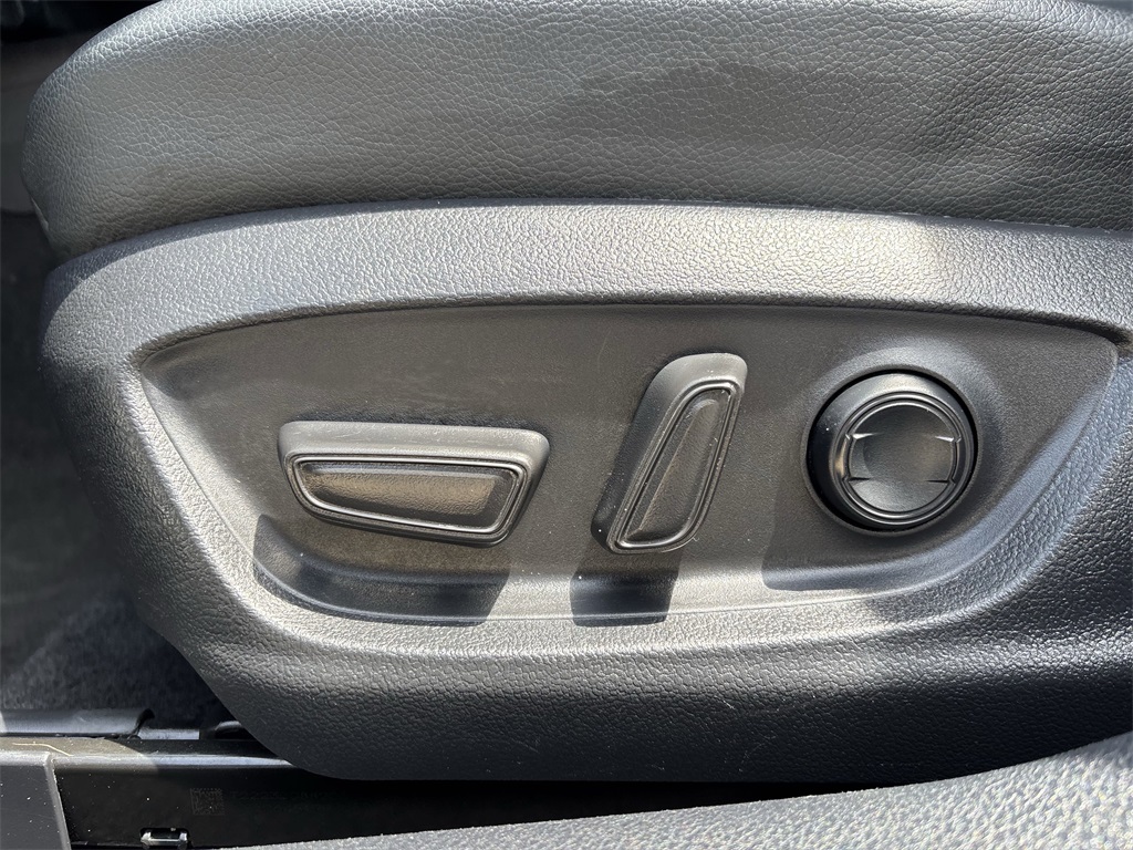 Vehicle image 20 of 25