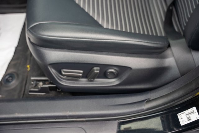 Vehicle image 17 of 35