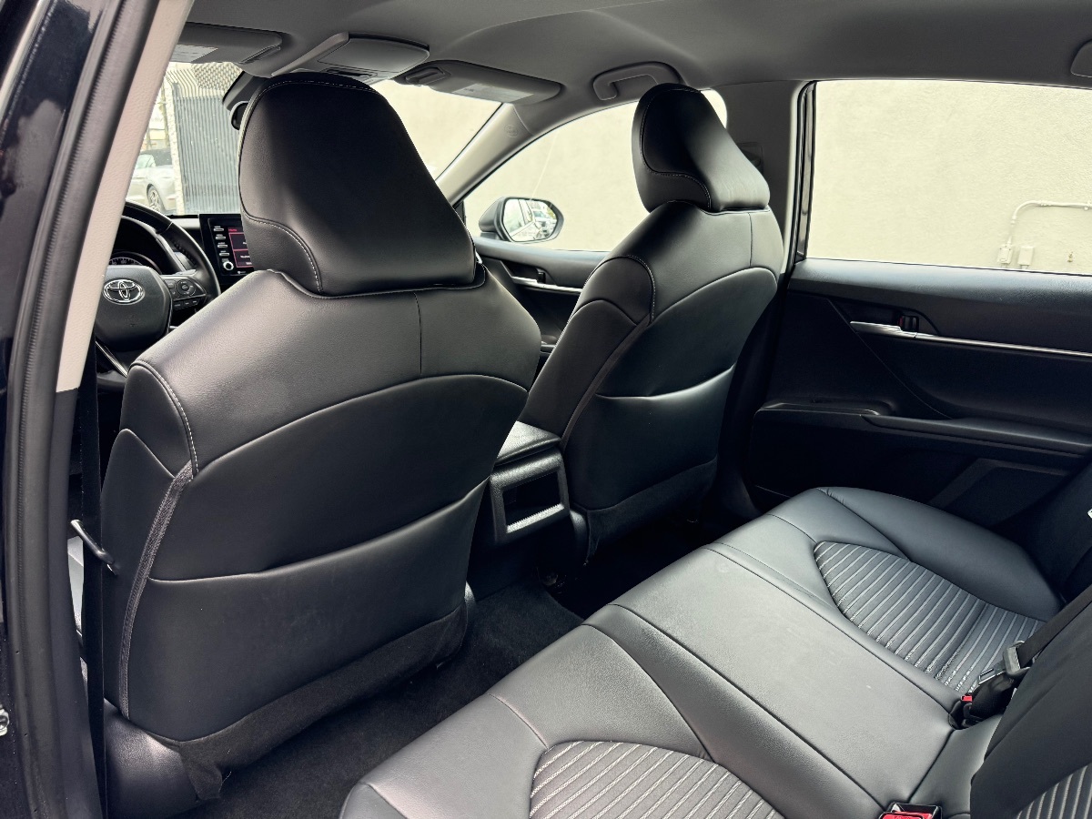 Vehicle image 13 of 18