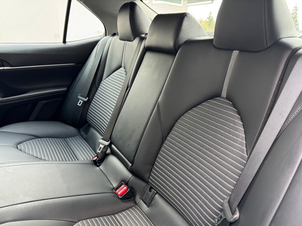 Vehicle image 15 of 18