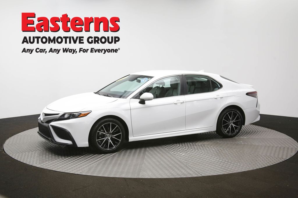 2023 Toyota Camry SE Image 2 of 65