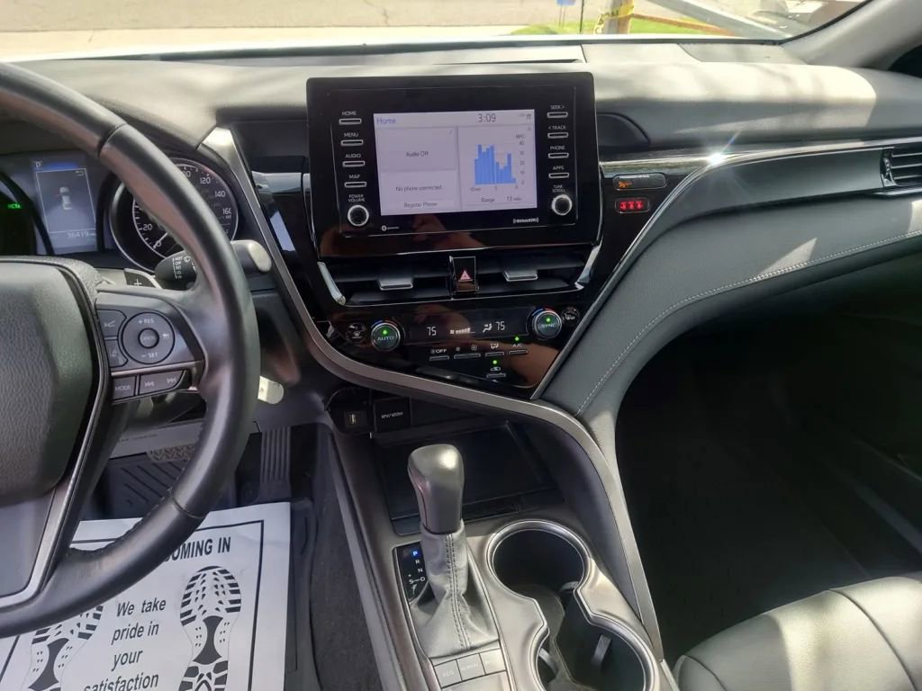 Vehicle image 23 of 30