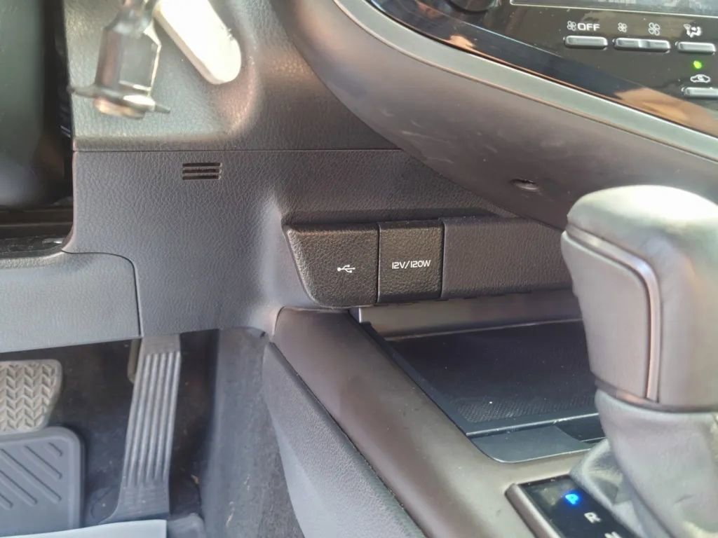 Vehicle image 25 of 30
