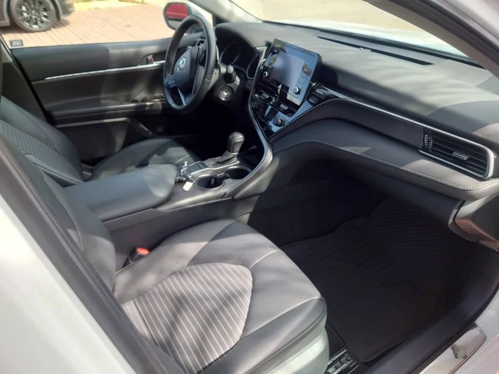 Vehicle image 10 of 30