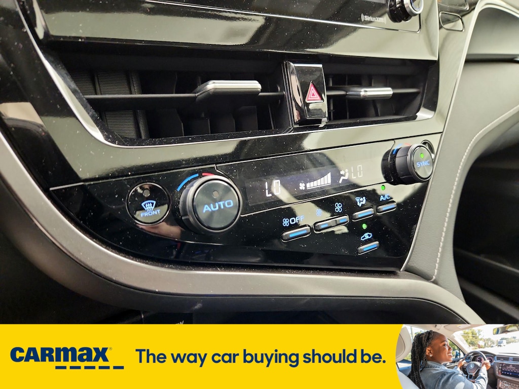 Vehicle image 21 of 32