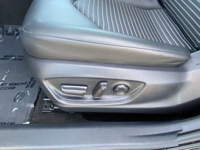 Vehicle image 17 of 25