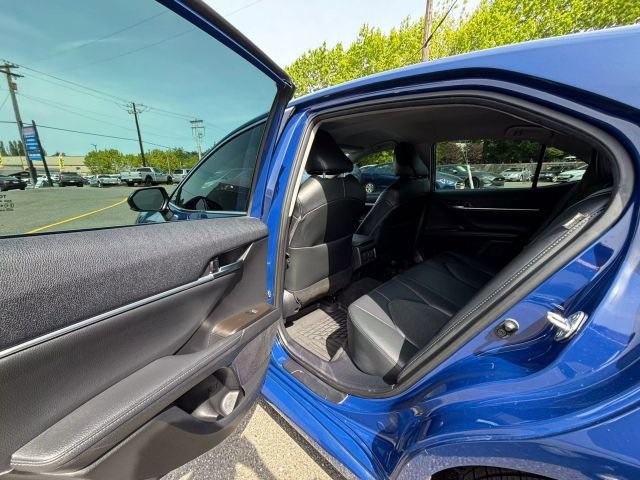 Vehicle image 21 of 32