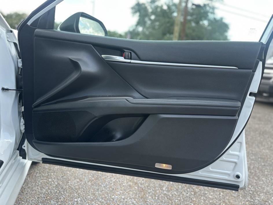 Vehicle image 28 of 32