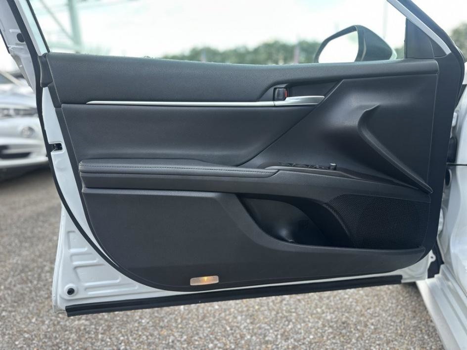 Vehicle image 27 of 32