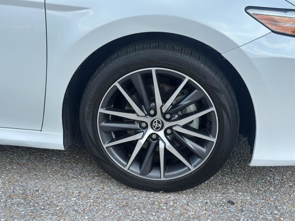Vehicle image 10 of 32