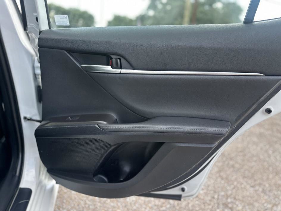 Vehicle image 25 of 32