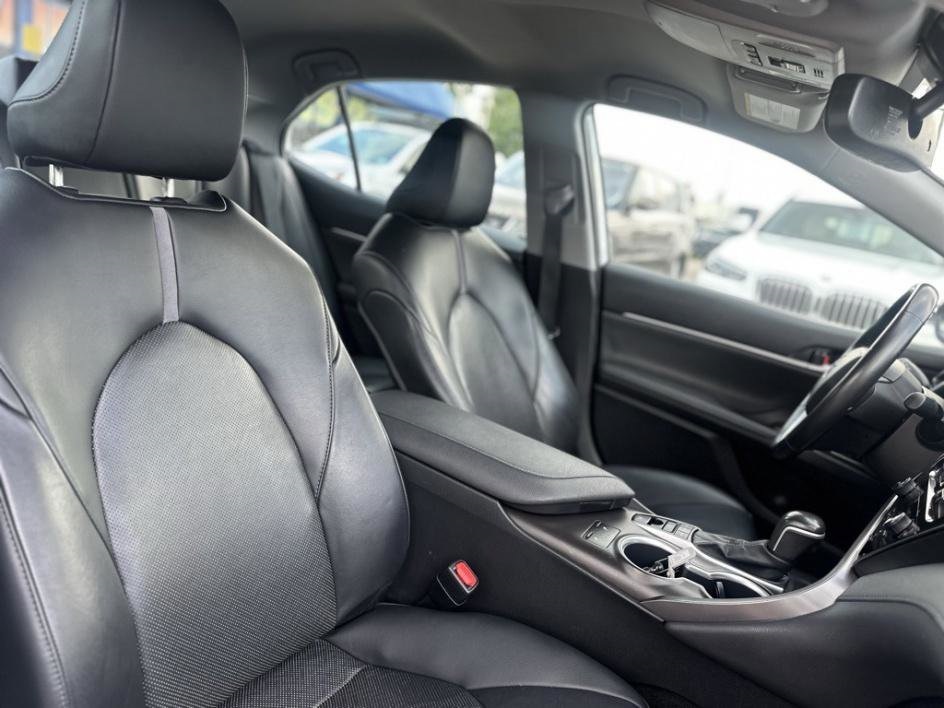 Vehicle image 17 of 32