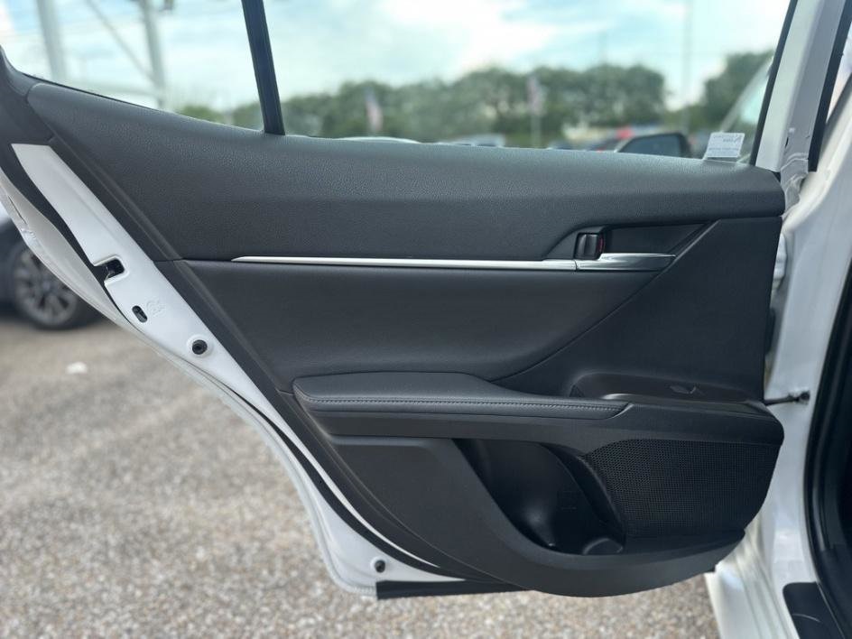 Vehicle image 26 of 32