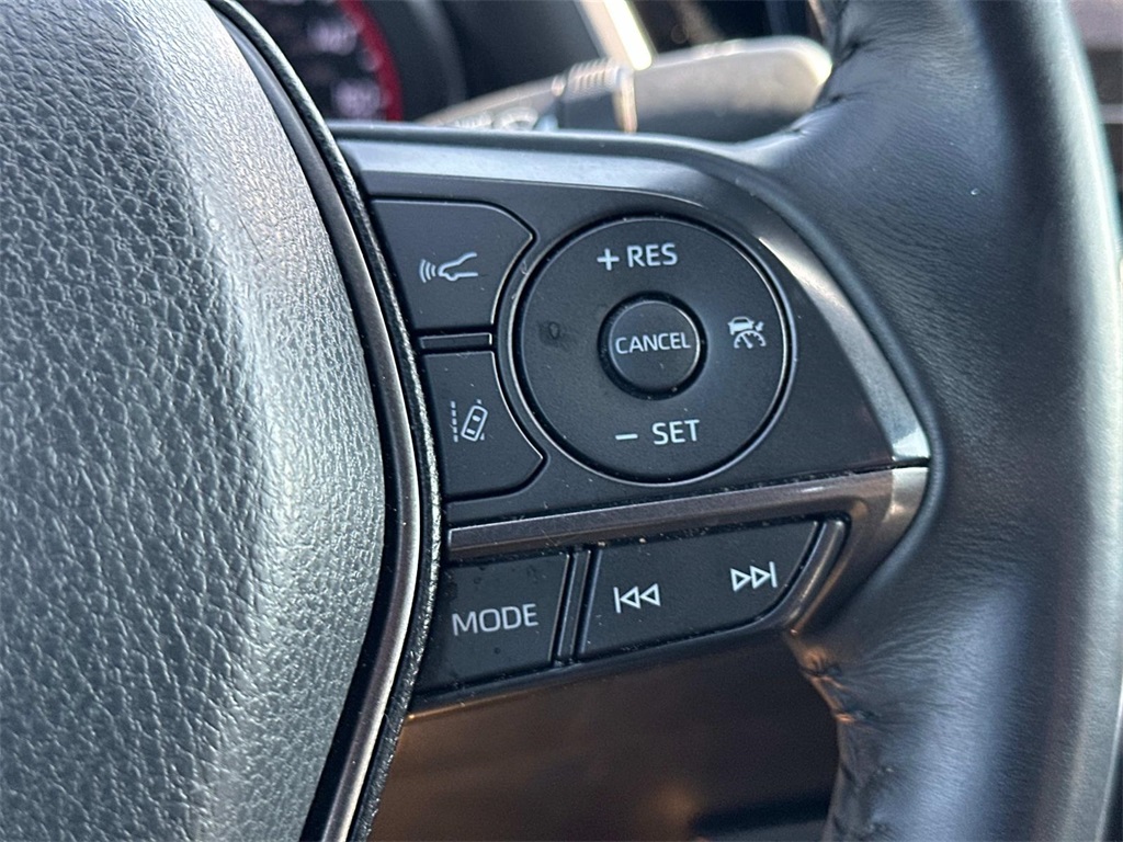 Vehicle image 21 of 33