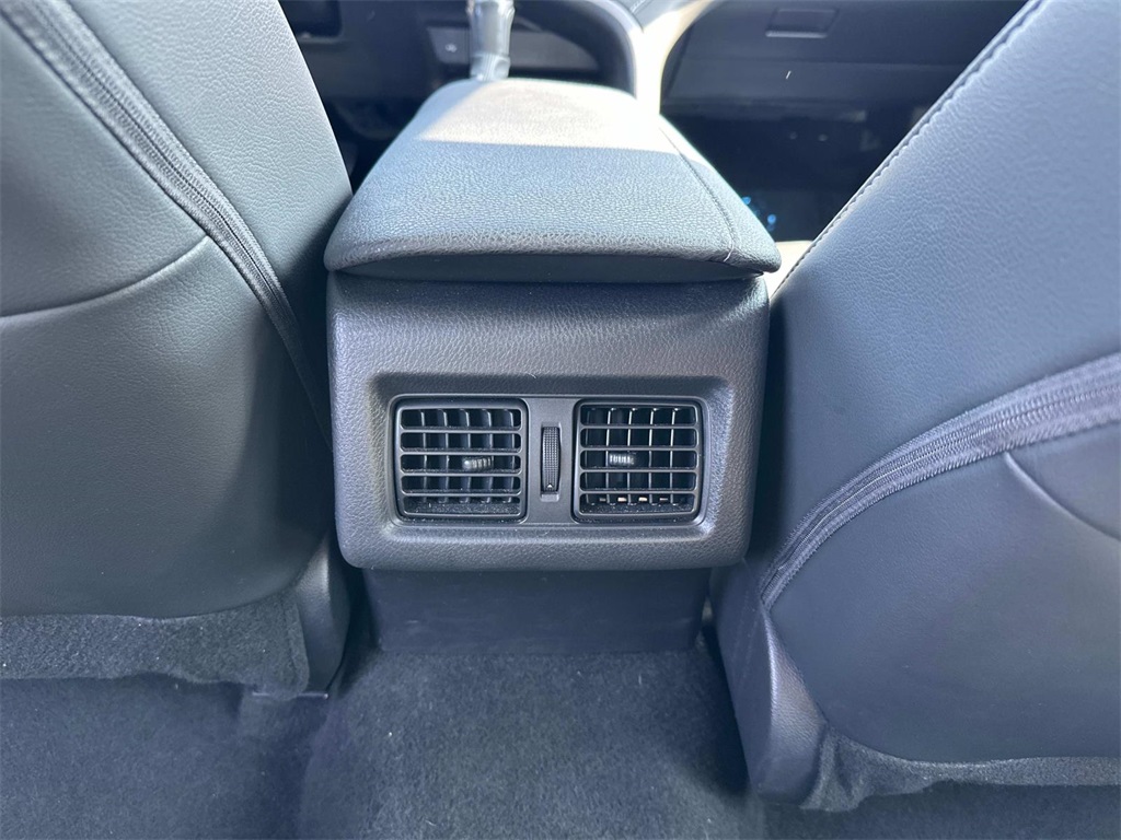 Vehicle image 22 of 33