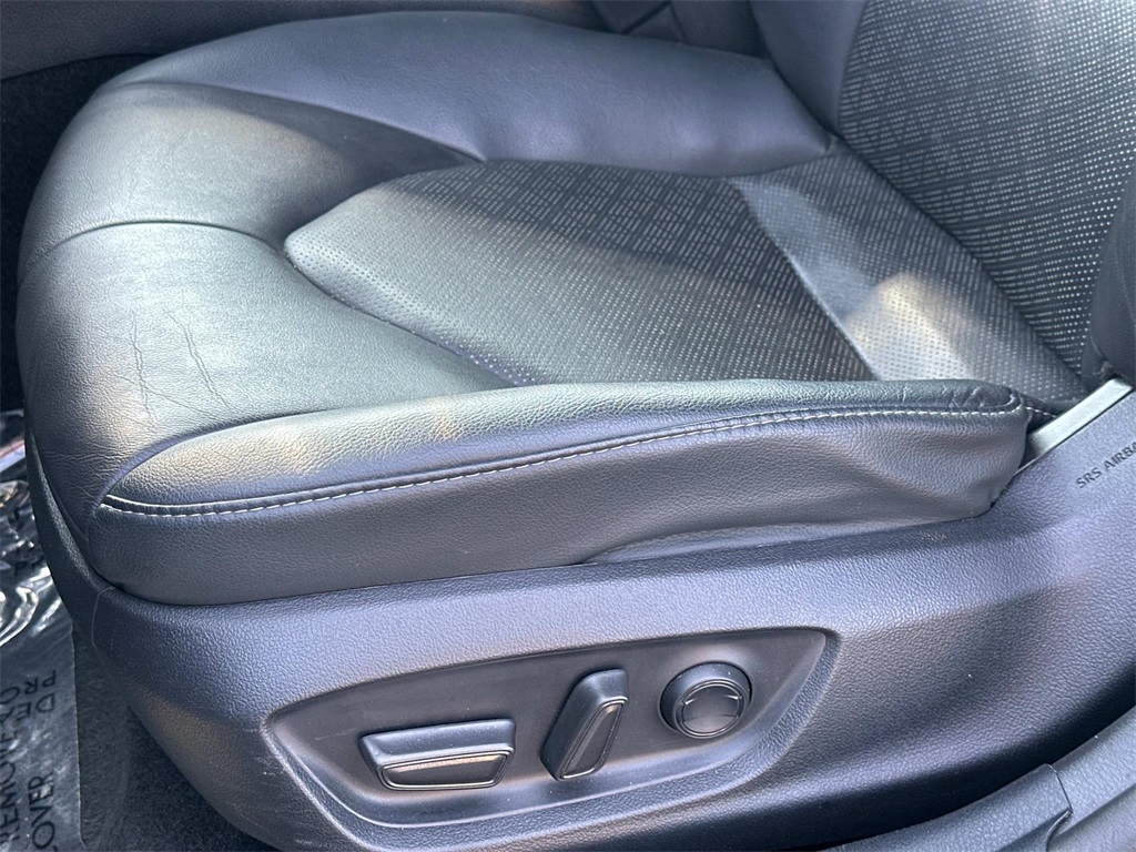 Vehicle image 23 of 33