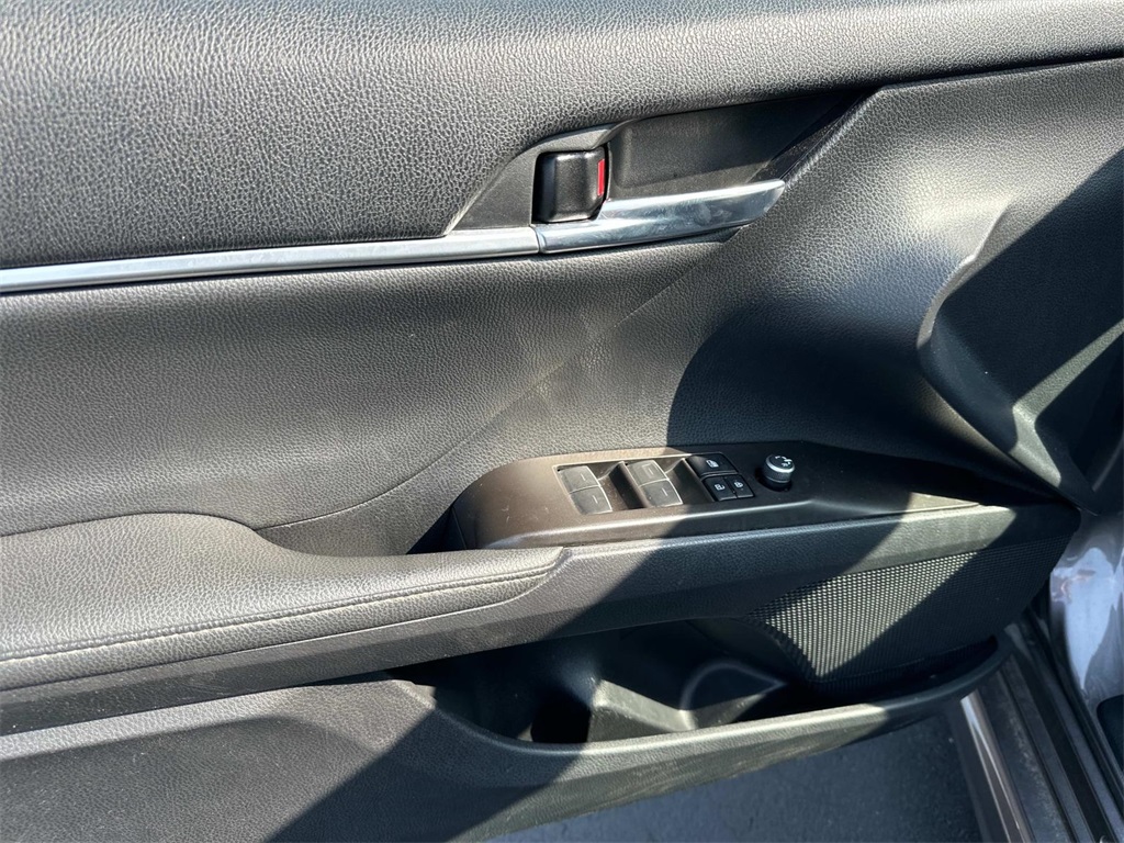 Vehicle image 20 of 33