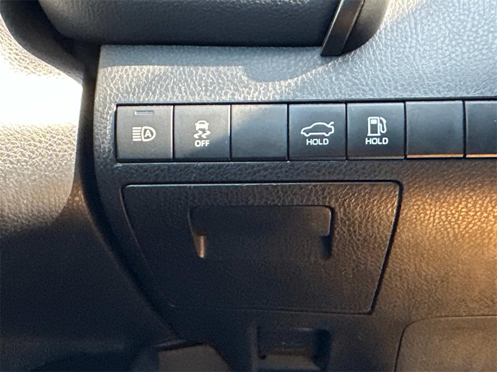 Vehicle image 27 of 33