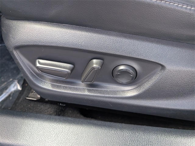 Vehicle image 23 of 30