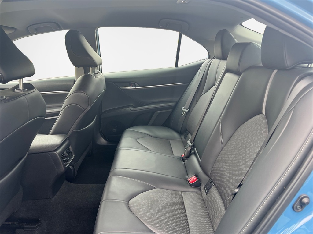 Vehicle image 25 of 32