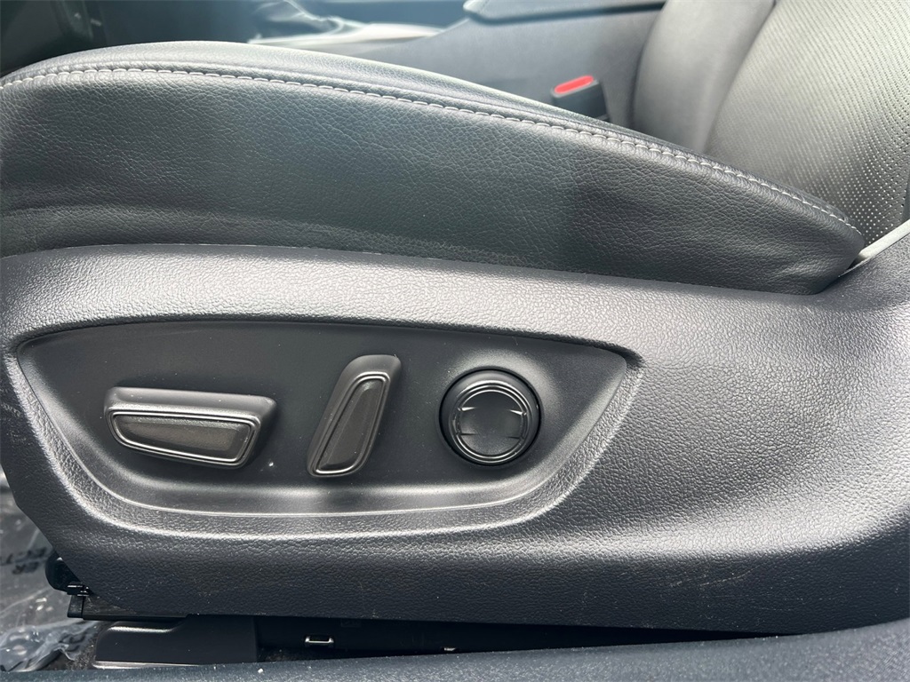 Vehicle image 14 of 32