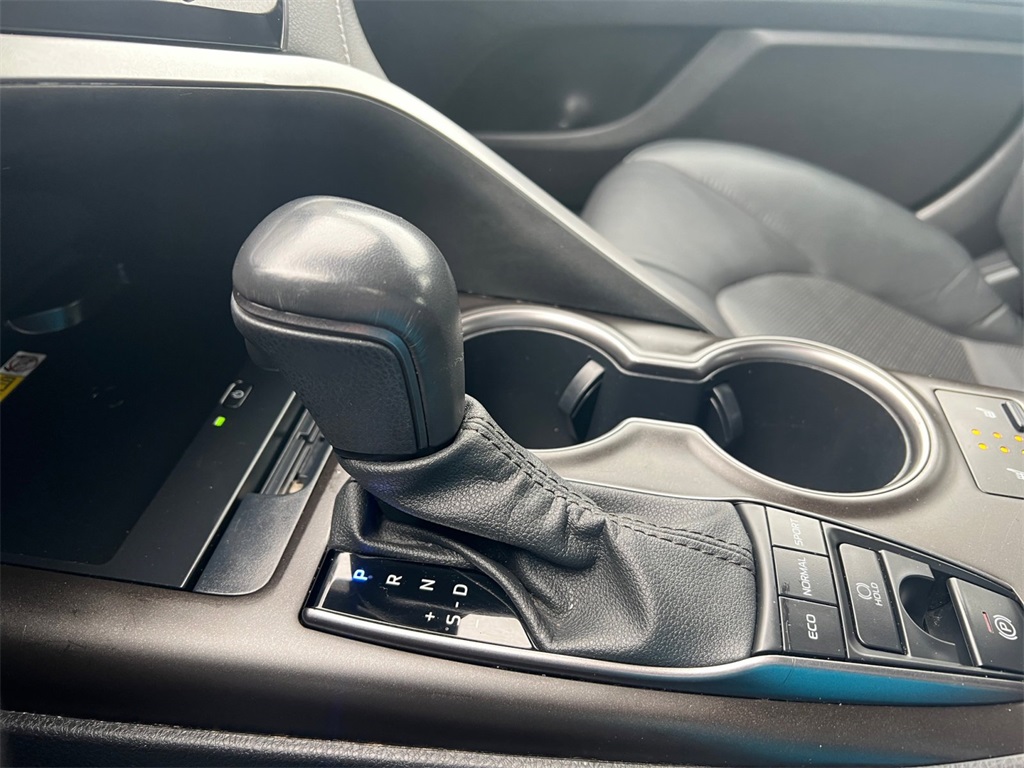 Vehicle image 21 of 32