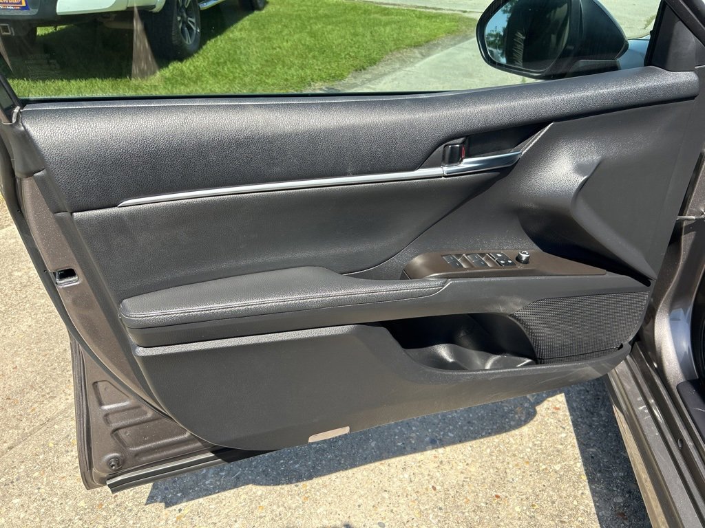 Vehicle image 10 of 27